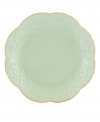 With fanciful beading and a feminine edge, these Lenox French Perle dessert plates have an irresistibly old-fashioned sensibility. Hardwearing stoneware is dishwasher safe and, in an ethereal ice-blue hue with antiqued trim, a graceful addition to any meal.
