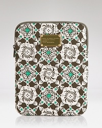 Hit print with this nylon iPad case from MARC BY MARC JACOBS. In a freshly minted motif, it's a trendsetting way to stow your technology. Hit print with this nylon iPad case from MARC BY MARC JACOBS. In a freshly minted motif, it's a trendsetting way to stow your technology.