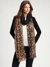 A chic animal print with a solid color accented center. SilkAbout 27½ X 110¼Dry cleanMade in Italy A chic animal print with a solid color accented center. SilkAbout 27½ X 110¼Dry cleanMade in Italy