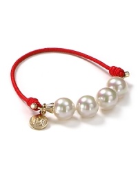 Cultured pearls gleam on this modern stretch bracelet from Majorca. Cultured pearls gleam on this modern stretch bracelet from Majorca.