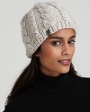 A sporty beanie mixes classic cable knit and soft fleece lining, the perfect recipe for a must-have winter accessory.