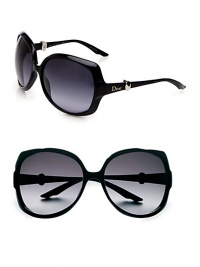 These glamourous plastic frames boast faceted, oval trimmed temples. Available in shiny black with grey gradient lens. Logo temples100% UV protectionMade in Italy These glamourous plastic frames boast faceted, oval trimmed temples. Available in shiny black with grey gradient lens. Logo temples100% UV protectionMade in Italy