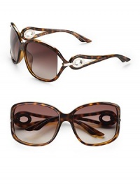 These stylized frames feature metal inlay arms. Available in havana with brown gradient lens. Logo temples 100% UV protection Made in Italy These stylized frames feature metal inlay arms. Available in havana with brown gradient lens. Logo temples 100% UV protection Made in Italy