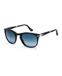 Born from the meticulous research through its archives of the 1960s, Persol presents this new foldable style in a soft oval shape with classic keyhole bridge. The black frame features blue, gradient, polarized lenses. Born from the meticulous research through its archives of the 1960s, Persol presents this new foldable style in a soft oval shape with classic keyhole bridge. The black frame features blue, gradient, polarized lenses.