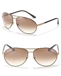 These aviator sunglasses are timelessly chic and feature the iconic Gucci logo on the temple. These aviator sunglasses are timelessly chic and feature the iconic Gucci logo on the temple.