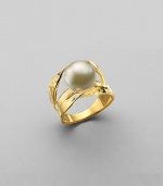 A single shining pearl suspends over a hammered setting of gold-plated sterling silver. 12mm white, round man-made pearl 18k gold vermeil Made in Spain