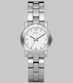 A classic style with a touch of sparkle and an iconic logo bezel. Quartz movementWater resistant to 3 ATMRound stainless steel case, 26mm (1) Logo bezelWhite dialCrystal and numeric hour markersSecond hand Stainless steel link braceletImported