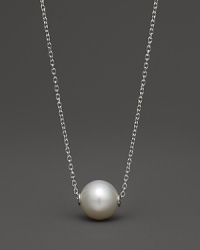 Cultured freshwater pearl necklace in white gold. Cultured freshwater pearl necklace in white gold.