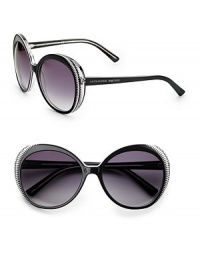 A hip style with two-tone crinkle detailing at the edges. Available in black/white with grey gradient lens. Logo temples 100% UV protection Made in Italy A hip style with two-tone crinkle detailing at the edges. Available in black/white with grey gradient lens. Logo temples 100% UV protection Made in Italy