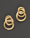 Interlocking loops of gleaming 18K yellow gold are simply mesmerizing.