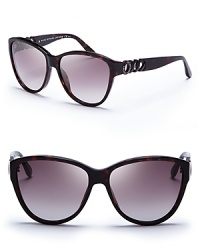 Boasting matte link accents and gradient lenses, MARC BY MARC JACOBS' sunnies exude city chic. Boasting matte link accents and gradient lenses, MARC BY MARC JACOBS' sunnies exude city chic.