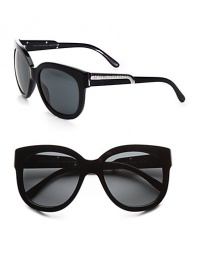 A quintessentially signature design with a blend of masculine and feminine styles in lightweight plastic. Available in black with grey gradient lens, hazelnut with brown gradient lens or light grey with green gradient lens. Logo temples100% UV protectionMade in Italy A quintessentially signature design with a blend of masculine and feminine styles in lightweight plastic. Available in black with grey gradient lens, hazelnut with brown gradient lens or light grey with green gradient lens. Logo temples100% UV protectionMade in Italy