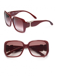 THE LOOKRectangular silhouetteAcetate framesSignature interlocked metal logo at templesUV protectionSignature case includedTHE COLORBurgundy frames with brown gradient lensesORIGINMade in France THE LOOKRectangular silhouetteAcetate framesSignature interlocked metal logo at templesUV protectionSignature case includedTHE COLORBurgundy frames with brown gradient lensesORIGINMade in France