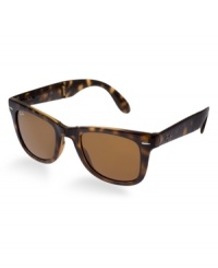 The authentic icon of unconventional spirit is reinterpreted into a new functional style. The Ray-Ban Folding Wayfarer has all the same iconic lines as the original, but has been constructed into a compact folding style which makes these sunglasses practical, portable and always in style. The authentic icon of unconventional spirit is reinterpreted into a new functional style. The Ray-Ban Folding Wayfarer has all the same iconic lines as the original, but has been constructed into a compact folding style which makes these sunglasses practical, portable and always in style.