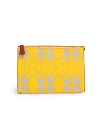 THE LOOKRectangular shapeContrasting signature bird print, alloverTop zip closureTHE MEASUREMENT9½W X 6½H X 3½DTHE MATERIALCoated canvas/leather trimPrinted nylon liningORIGINImported THE LOOKRectangular shapeContrasting signature bird print, alloverTop zip closureTHE MEASUREMENT9½W X 6½H X 3½DTHE MATERIALCoated canvas/leather trimPrinted nylon liningORIGINImported