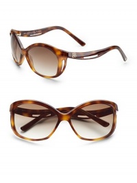 A contemporary style with logo and cut-out temples. Available in havana with brown gradient lens or black with gray gradient lens. Acetate 100% UV protection Made in Italy A contemporary style with logo and cut-out temples. Available in havana with brown gradient lens or black with gray gradient lens. Acetate 100% UV protection Made in Italy