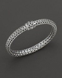 Signature sterling woven chain bracelet with carved chain clasp, designed by John Hardy. Signature sterling woven chain bracelet with carved chain clasp, designed by John Hardy.