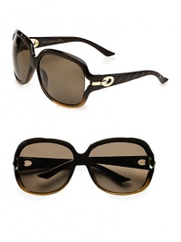 This detailed design showcases a metal accented, embossed temple with a polarized lens. Available in shiny black with smoke polar lens or brown shaded with brown polar lens. Logo temples100% UV protectionMade in Italy This detailed design showcases a metal accented, embossed temple with a polarized lens. Available in shiny black with smoke polar lens or brown shaded with brown polar lens. Logo temples100% UV protectionMade in Italy