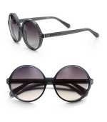A large size frame in lacquered resin. Available in translucent grey with smoke lens. 100% UV protectionImported 
