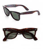These Ray-Ban classics have all the original details. Available in black with black lenses, tortoise with crystal green lenses, blue with grey gradient lens, or red with green gradient lens.Plastic templesUV400 lens100% UV protectiveMade in Italy