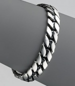 Narrow curb chain in sterling silver. 8½ long Imported