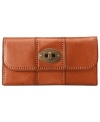 Stash your essentials in practical yet posh style with this exquisite silhouette from Fossil. Soft, sumptuous leather and vintage-inspired detailing add instant appeal, while plenty of discrete pockets and compartments offer superb organization within.