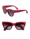 These acetate Ray-Ban classics are crafted in a retro cat's-eye design. Available in black with grey polar lens or pink with grey gradient lens.Logo temples100% UV protectionMade in Italy 