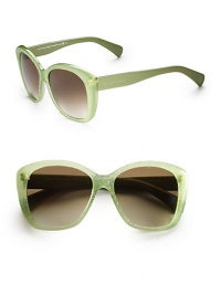 Translucent acetate with a textured surface and logo, accented temple create a unique design. Available in green with brown/grey gradient lens. Logo temples100% UV protectionMade in Italy Translucent acetate with a textured surface and logo, accented temple create a unique design. Available in green with brown/grey gradient lens. Logo temples100% UV protectionMade in Italy