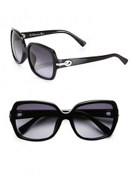 Sleek, oversized frames with chain and logo-detailed temples. Available in black with grey gradient lens.Chain and logo temples100% UV protectionMade in Italy Sleek, oversized frames with chain and logo-detailed temples. Available in black with grey gradient lens.Chain and logo temples100% UV protectionMade in Italy