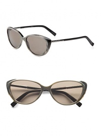 This subtly, retro design features metal accented temples. Available in shiny black with dark grey lens or striated grey with brown lens. Logo temples100% UV protectionMade in Italy This subtly, retro design features metal accented temples. Available in shiny black with dark grey lens or striated grey with brown lens. Logo temples100% UV protectionMade in Italy