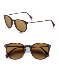 As cool and timeless as you are, designed in lightweight plastic with metal temples. 100% UVA/UVB protective Made in Italy As cool and timeless as you are, designed in lightweight plastic with metal temples. 100% UVA/UVB protective Made in Italy