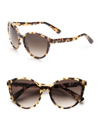 A distinctive style in lightweight acetate with logo accented temples. Available in matte light tortoise with brown gradient lens (UV397), matte yellow spotted tortoise with brown gradient lens (UV398) or matte white tortoise with blue gradient lens (UV399). Logo templesMade in Italy A distinctive style in lightweight acetate with logo accented temples. Available in matte light tortoise with brown gradient lens (UV397), matte yellow spotted tortoise with brown gradient lens (UV398) or matte white tortoise with blue gradient lens (UV399). Logo templesMade in Italy