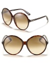Round oversized sunglasses with a vintage-inspired look, the perfect complement to a boho chic look.