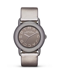 Give your hourly look a hit of MARC BY MARC JACOBS' style with this mirror-effect watch. Crafted of plated stainless steel, it features analog movement and a logo-detailed face. Give your hourly look a hit of MARC BY MARC JACOBS' style with this mirror-effect watch. Crafted of plated stainless steel, it features analog movement and a logo-detailed face.