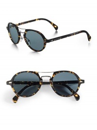 Yesterday's style, reborn for the modern man in lightweight plastic with engraved logo temple detail. Logo temple detail Glass lenses 100% UV protective Made in Italy Yesterday's style, reborn for the modern man in lightweight plastic with engraved logo temple detail. Logo temple detail Glass lenses 100% UV protective Made in Italy