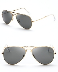 Sun shields in shiny gold, these Ray-Ban top bar aviators provide maximum protection with crystal green polarized lenses. Sun shields in shiny gold, these Ray-Ban top bar aviators provide maximum protection with crystal green polarized lenses.