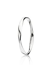 Subtle contours and liquid lines add an organic element to PANDORA's sterling silver bangle. Subtle contours and liquid lines add an organic element to PANDORA's sterling silver bangle.