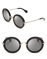Old school meets new wave in these cinematic-quality Miu Miu sunglasses. Old school meets new wave in these cinematic-quality Miu Miu sunglasses.