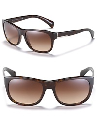 A classic wayfarer frame with gradient lenses for an effortlessly chic look. A classic wayfarer frame with gradient lenses for an effortlessly chic look.