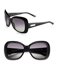 A retro acetate style with a logo engraved lens. Available in black with gray gradient lens or tortoise with brown lens. Logo plaque temples 100% UV protection Made in Italy A retro acetate style with a logo engraved lens. Available in black with gray gradient lens or tortoise with brown lens. Logo plaque temples 100% UV protection Made in Italy