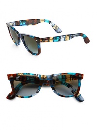 An instant cult classic, with a retro-inspired, round design in lightweight acetate and metal with logo temples. Available in tortoise with bordeaux lens or sliver glitter with crystal green lens.Logo temples100% UV protectionMade in Italy An instant cult classic, with a retro-inspired, round design in lightweight acetate and metal with logo temples. Available in tortoise with bordeaux lens or sliver glitter with crystal green lens.Logo temples100% UV protectionMade in Italy
