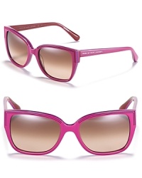 Classic wayfarer sunglasses with contrast interior for a playful style. Classic wayfarer sunglasses with contrast interior for a playful style.