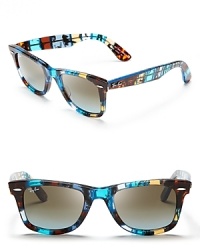 Color punches up the classic Ray-Ban Wayfarer silhouette, in shades of cool blue that will make a splash. Color punches up the classic Ray-Ban Wayfarer silhouette, in shades of cool blue that will make a splash.