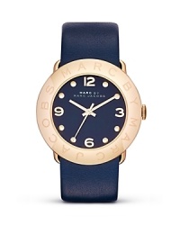 Give your hourly look a hit of MARC BY MARC JACOBS' style with this watch. Equal parts casual and cool, it features a leather strap and logo-engraved bezel. Give your hourly look a hit of MARC BY MARC JACOBS' style with this watch. Equal parts casual and cool, it features a leather strap and logo-engraved bezel.