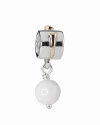 PANDORA's sophisticated golf charm features 14K gold tee motifs and an eye-catching white agate ball.