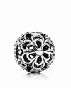 Your PANDORA bracelet blooms to life with this sterling silver daisy charm.