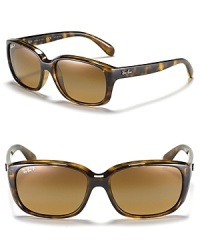 Oversized sunglasses with polarized lenses from Ray-Ban, a subtle accent for your summer wardrobe. Oversized sunglasses with polarized lenses from Ray-Ban, a subtle accent for your summer wardrobe.