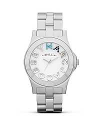 Give your hourly look a hit of MARC BY MARC JACOBS' style with this plated metal watch, crafted of stainless steel and accented by bold logo detailing. Give your hourly look a hit of MARC BY MARC JACOBS' style with this plated metal watch, crafted of stainless steel and accented by bold logo detailing.