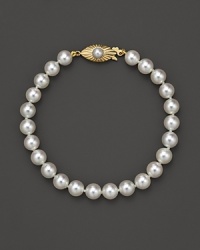 A simple strand of cultured pearls is essential classic design. A simple strand of cultured pearls is essential classic design.