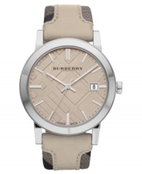 Neutral chic mixed with check patterns: a stylish and precise Burberry timepiece. Neutral chic mixed with check patterns: a stylish and precise Burberry timepiece.